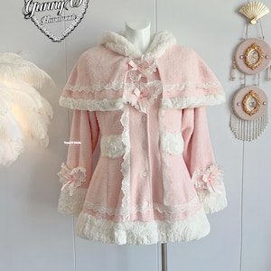 Capa rosa bebé estilo princesa, con capucha y ribete de piel blanca. Ideal para muñecas Barbie, estilo manga, estilo campestre, cosplay Y2K y hecho a mano. imagen 1