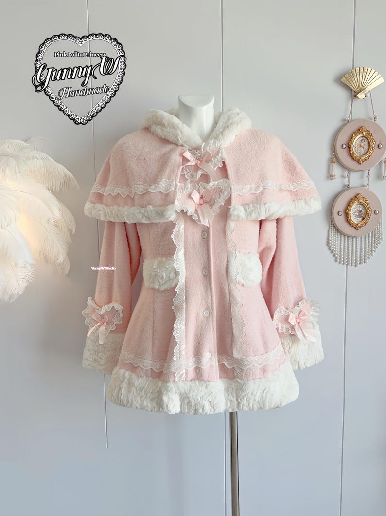 Capa rosa bebé estilo princesa, con capucha y ribete de piel blanca. Ideal para muñecas Barbie, estilo manga, estilo campestre, cosplay Y2K y hecho a mano. imagen 1
