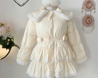 Abrigo acolchado de princesa Lolita amarillo pastel dulce, chaqueta de plumón con ribete de piel de invierno kawaii, lazos, muñeca Barbie suave para niña, estética hecha a mano, hada Y2K