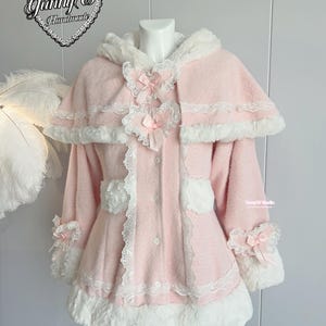 Capa rosa bebé estilo princesa, con capucha y ribete de piel blanca. Ideal para muñecas Barbie, estilo manga, estilo campestre, cosplay Y2K y hecho a mano. imagen 2