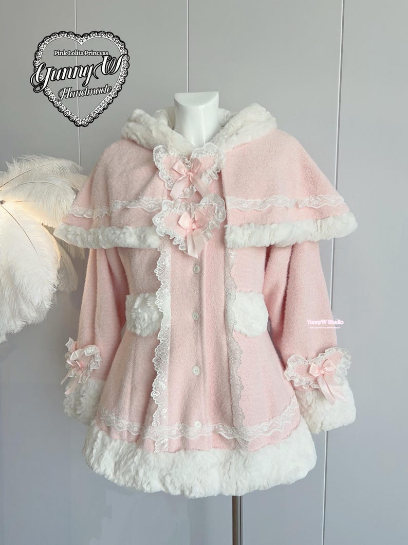 Capa rosa bebé estilo princesa, con capucha y ribete de piel blanca. Ideal para muñecas Barbie, estilo manga, estilo campestre, cosplay Y2K y hecho a mano. imagen 2