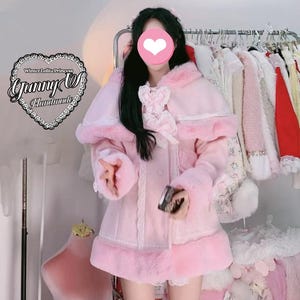 Capa rosa bebé estilo princesa, con capucha y ribete de piel blanca. Ideal para muñecas Barbie, estilo manga, estilo campestre, cosplay Y2K y hecho a mano. imagen 14