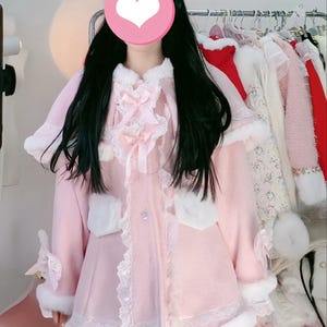 Capa rosa bebé estilo princesa, con capucha y ribete de piel blanca. Ideal para muñecas Barbie, estilo manga, estilo campestre, cosplay Y2K y hecho a mano. imagen 11