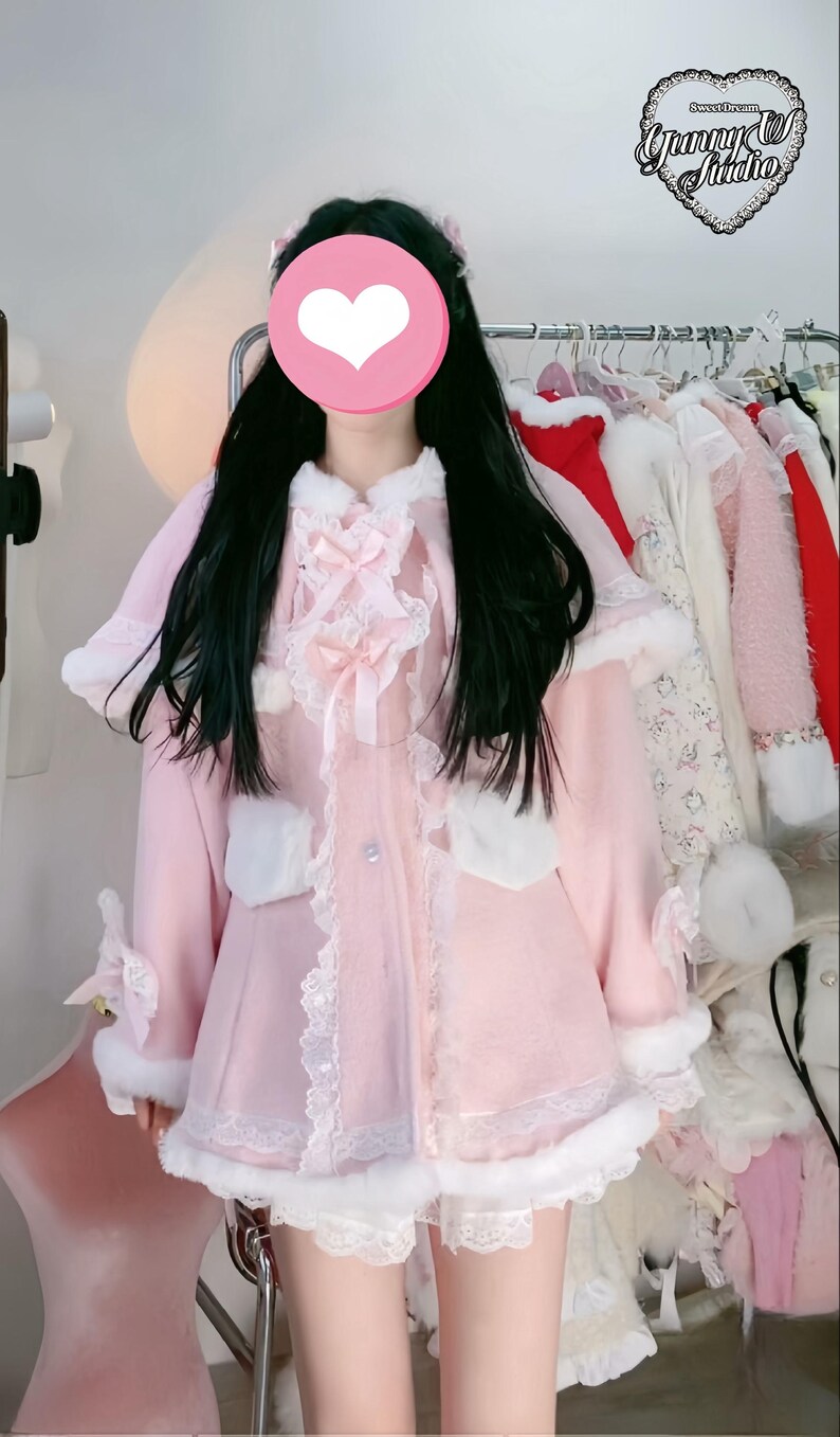 Capa rosa bebé estilo princesa, con capucha y ribete de piel blanca. Ideal para muñecas Barbie, estilo manga, estilo campestre, cosplay Y2K y hecho a mano. imagen 11