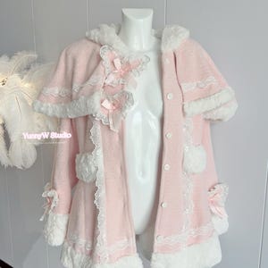 Capa rosa bebé estilo princesa, con capucha y ribete de piel blanca. Ideal para muñecas Barbie, estilo manga, estilo campestre, cosplay Y2K y hecho a mano. imagen 4