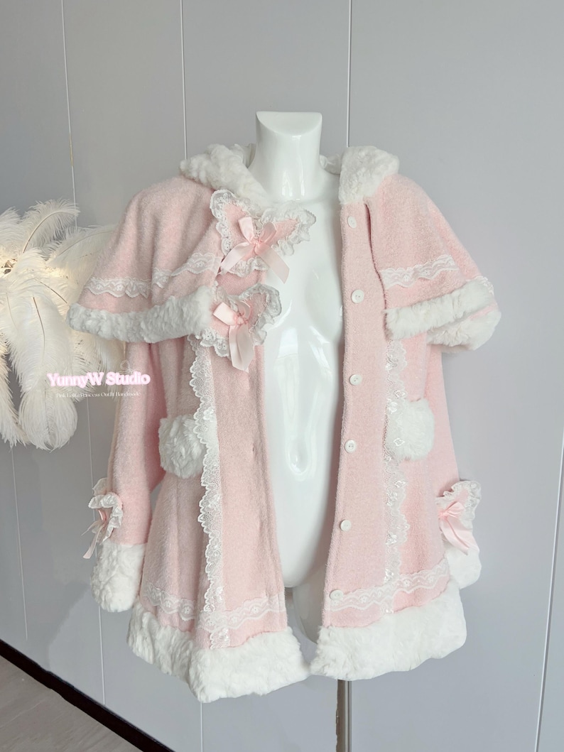 Capa rosa bebé estilo princesa, con capucha y ribete de piel blanca. Ideal para muñecas Barbie, estilo manga, estilo campestre, cosplay Y2K y hecho a mano. imagen 4