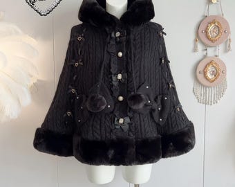 Capa negra tipo poncho con capucha y ribete, estilo Sweet Lolita, de punto, con pompones y lazo, estilo Kawaii Princess, manga Y2K, gótico, invierno, atuendo Kawaii, cosplay victoriano.