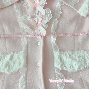 Capa rosa bebé estilo princesa, con capucha y ribete de piel blanca. Ideal para muñecas Barbie, estilo manga, estilo campestre, cosplay Y2K y hecho a mano. imagen 10