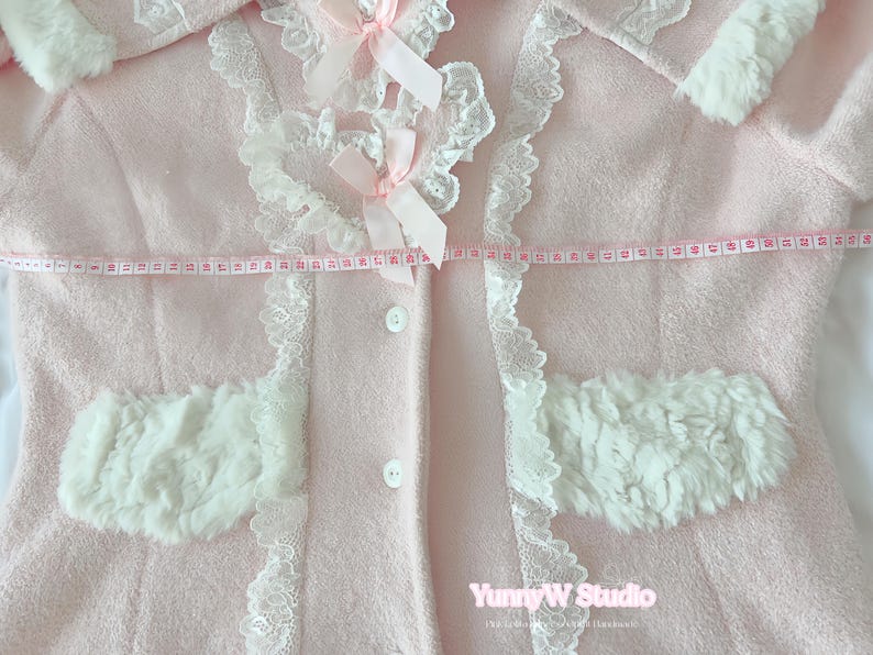 Capa rosa bebé estilo princesa, con capucha y ribete de piel blanca. Ideal para muñecas Barbie, estilo manga, estilo campestre, cosplay Y2K y hecho a mano. imagen 10