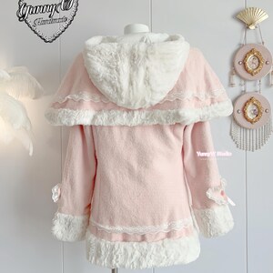 Capa rosa bebé estilo princesa, con capucha y ribete de piel blanca. Ideal para muñecas Barbie, estilo manga, estilo campestre, cosplay Y2K y hecho a mano. imagen 8