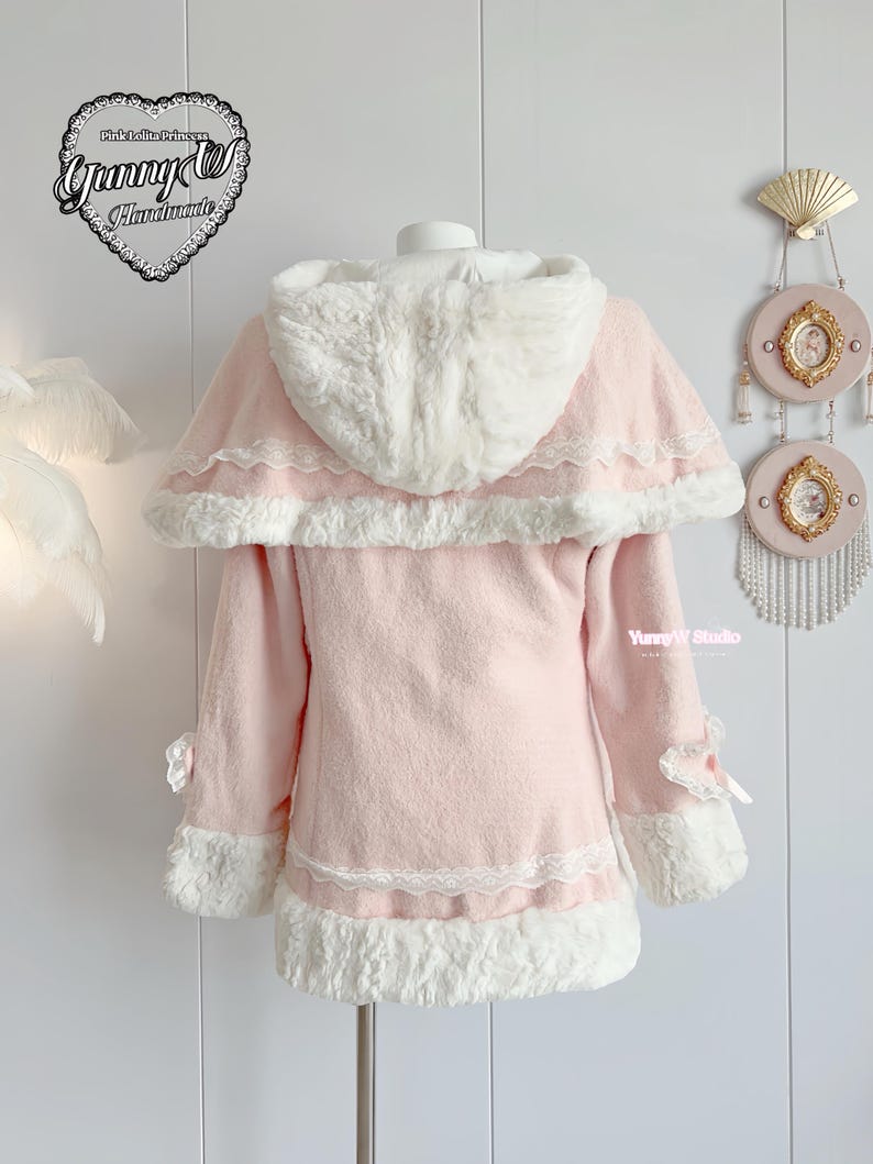 Capa rosa bebé estilo princesa, con capucha y ribete de piel blanca. Ideal para muñecas Barbie, estilo manga, estilo campestre, cosplay Y2K y hecho a mano. imagen 8