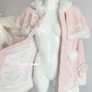Capa rosa bebé estilo princesa, con capucha y ribete de piel blanca. Ideal para muñecas Barbie, estilo manga, estilo campestre, cosplay Y2K y hecho a mano. imagen 5