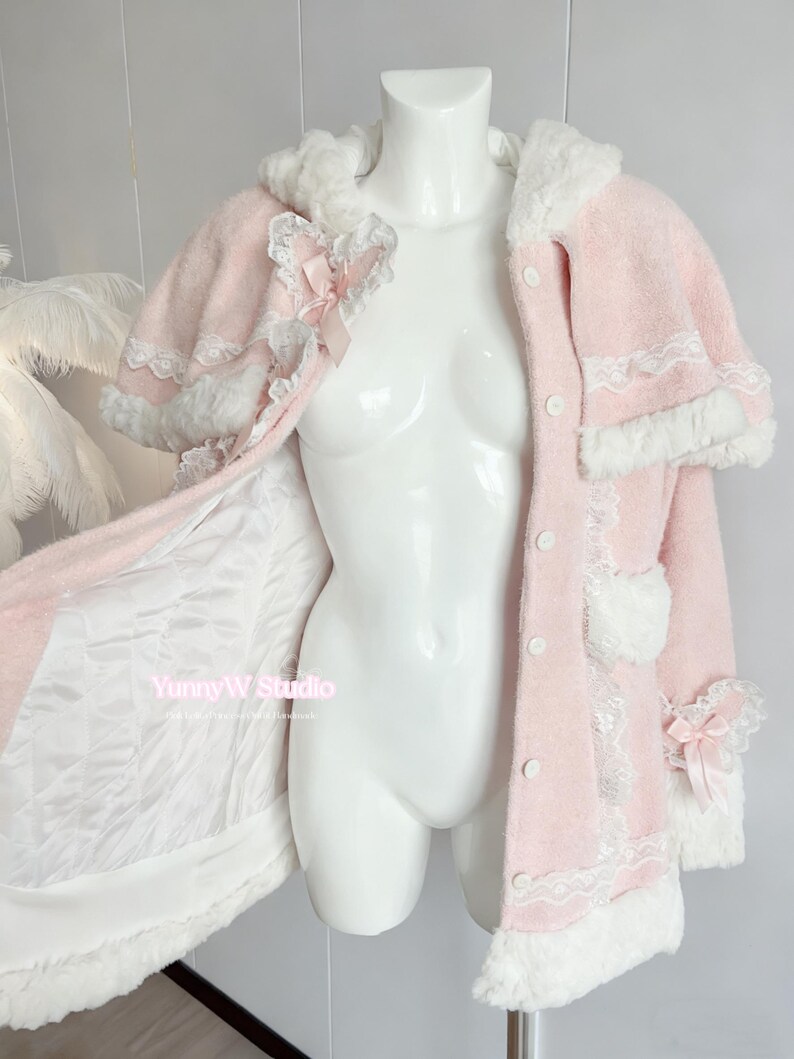 Capa rosa bebé estilo princesa, con capucha y ribete de piel blanca. Ideal para muñecas Barbie, estilo manga, estilo campestre, cosplay Y2K y hecho a mano. imagen 5