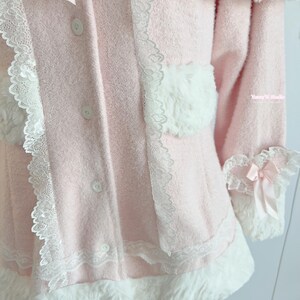 Capa rosa bebé estilo princesa, con capucha y ribete de piel blanca. Ideal para muñecas Barbie, estilo manga, estilo campestre, cosplay Y2K y hecho a mano. imagen 7