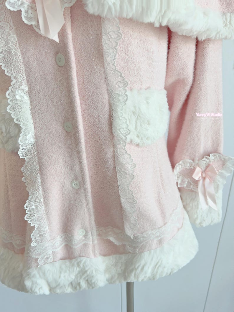 Capa rosa bebé estilo princesa, con capucha y ribete de piel blanca. Ideal para muñecas Barbie, estilo manga, estilo campestre, cosplay Y2K y hecho a mano. imagen 7