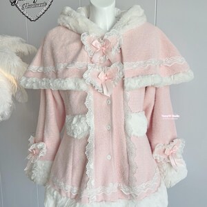 Capa rosa bebé estilo princesa, con capucha y ribete de piel blanca. Ideal para muñecas Barbie, estilo manga, estilo campestre, cosplay Y2K y hecho a mano. imagen 3