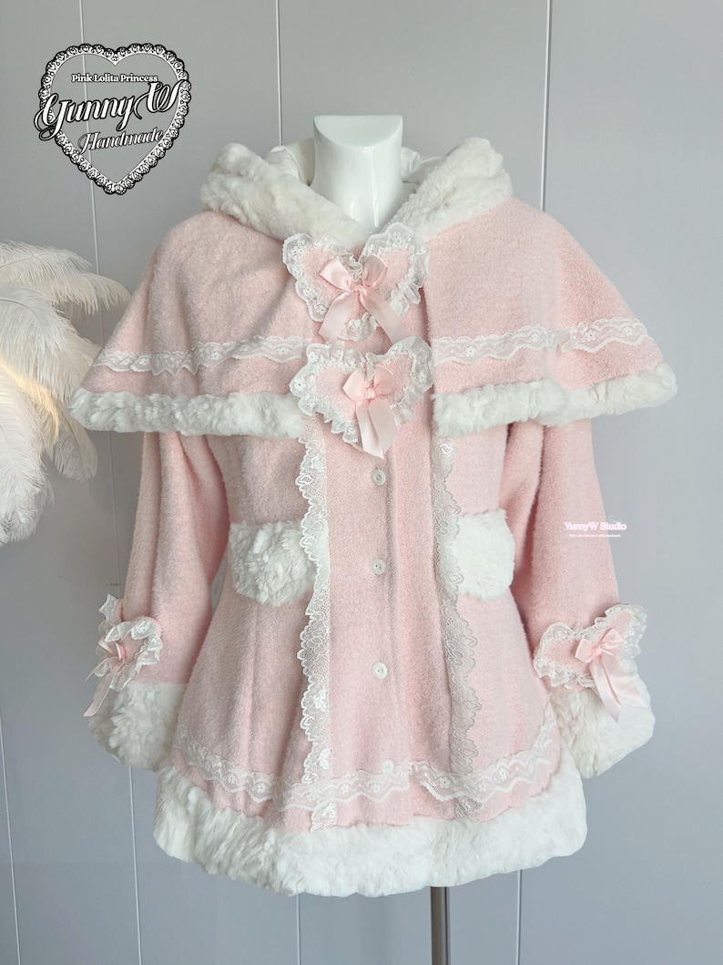 Capa rosa bebé estilo princesa, con capucha y ribete de piel blanca. Ideal para muñecas Barbie, estilo manga, estilo campestre, cosplay Y2K y hecho a mano. imagen 3