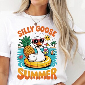 Silly Goose Summer, png-bestand | Grappige gans-clipart | Retro zomerdierensublimatie | Stickerontwerp leuke cartoon gans T-shirt