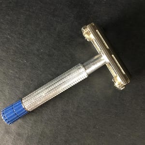 Rasoir de sûreté Gillette à double tranchant vintage. 1955 Super Speed Blue Flare Tip, Twist to Open (TTO). État d&#39;origine. Prêt à raser.