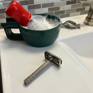 Rasoir de sûreté Gillette à double tranchant vintage. 1951 Super Speed Twist to Open (TTO). État d&#39;origine. Prêt à raser.