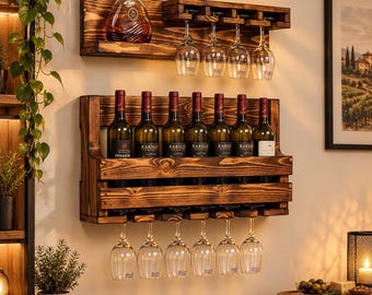 Portabottiglie artigianale in legno massello di pino, portabottiglie da parete con finitura noce, portabicchieri da vino, complemento d'arredo per bar domestico.