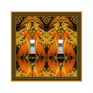 Op de afbeelding: Een dubbele lichtschakelaar-afdekplaat met een gouden frame en een decoratief ontwerp met oranje en gouden vissen die zwemmen in een zwarte en gouden achtergrond.