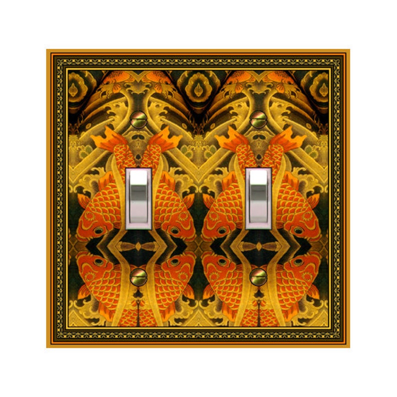 Op de afbeelding: Een dubbele lichtschakelaar-afdekplaat met een gouden frame en een decoratief ontwerp met oranje en gouden vissen die zwemmen in een zwarte en gouden achtergrond.
