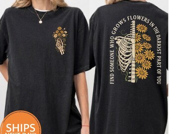 Chemise couleurs confort gothique fleur squelette, t-shirt graphique floral foncé romantique, cadeau d'amour botanique gothique, t-shirt esthétique cottagecore emo