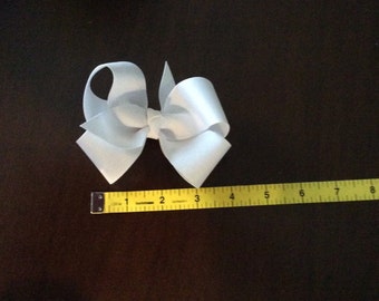 Toddler white geosgrain hairbow