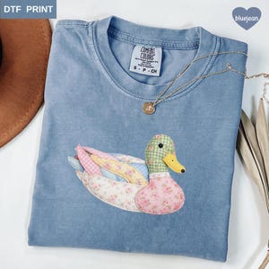 Maglietta Comfort Colors® con finta anatra patchwork, maglietta con anatra floreale, anatra di Pasqua patchwork, maglietta con anatra, maglietta da caccia, maglietta vintage con anatra a maniche lunghe