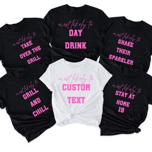 Puede incluir: Conjunto de seis camisetas negras y blancas con texto rosa. Las camisetas dicen "most likely to" seguido de una frase diferente en cada camiseta. Las frases son "take over the grill", "grill and chill", "day drink", "custom text", "shake their sparkler", y "stay at home 19".