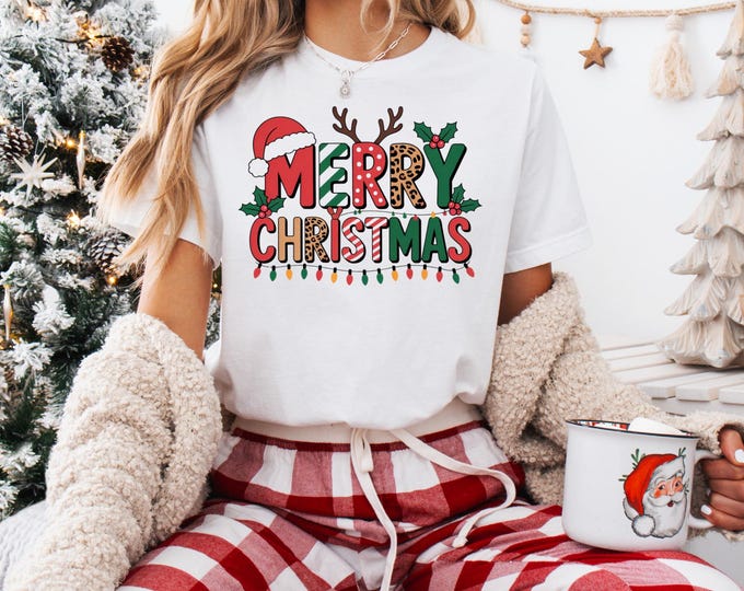 Merry Christmas Shirt, Retro Women's Holiday Tee, Trendy Christmas Tshirt, Oversized Winter Shirt for Her, Xmas Eve Shirt