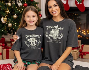 Koszulka retro Disney Very Merry Christmas, spersonalizowana koszulka świąteczna Disney ze wszystkimi postaciami, rodzinne koszulki świąteczne Disney, świąteczna koszulka grupowa