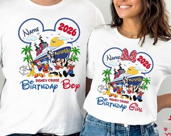 Puede incluir: Camisetas blancas con un diseño de Disney Cruise. Las camisetas presentan un crucero, personajes de Disney y los textos "Birthday Boy" y "Birthday Girl". El diseño incluye el año 2026 y espacio para un nombre.