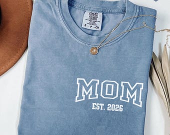 Chemise personnalisée Mom Est, col rond personnalisé pour maman, cadeau pour maman, maman est 2026, faire-part de grossesse, cadeau nouvelle maman, cadeaux de Noël