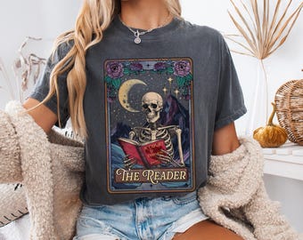 Comfort Colors® The Reader tarotkaartshirt, skeletleesshirt, uniseks tarotkaartshirt, cadeau boekenliefhebber, leesgrage cadeau, cadeau tarotliefhebber