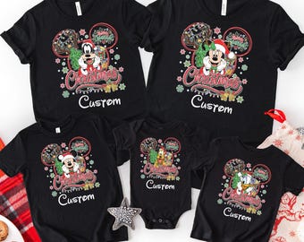 Koszulka retro Disney Very Merry Christmas, spersonalizowana koszulka świąteczna Disney ze wszystkimi postaciami, rodzinne koszulki świąteczne Disney, świąteczna koszulka grupowa