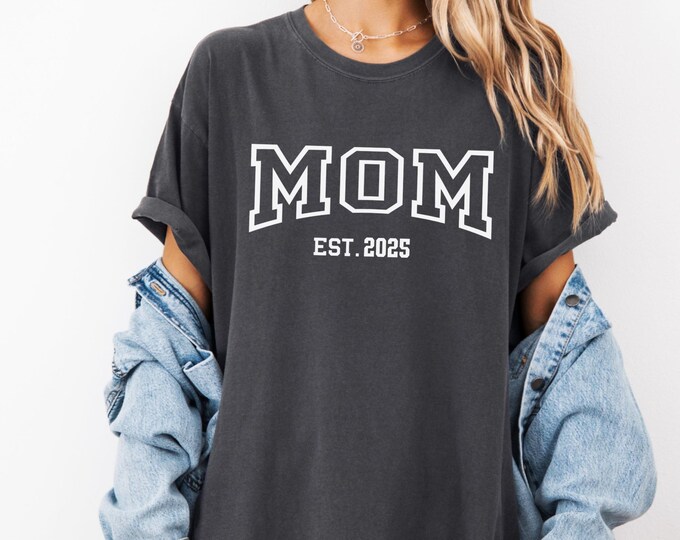 Personalized Mom Est shirt, Custom Mom Crewneck, Gift for Mom, Mom est 2025, Pregnancy Announcement, New Mom Gift,Christmas Gifts