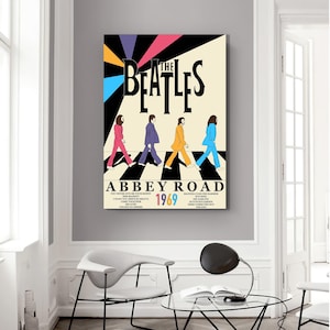 Könnte beinhalten: Ein gerahmtes Poster mit dem Abbey Road-Albumcover der Beatles. Das Bild zeigt die Bandmitglieder, die einen Zebrastreifen überqueren, mit den Worten "The Beatles" oben und "Abbey Road 1969" unten. Der Hintergrund hat ein farbenfrohes Burst-Design.