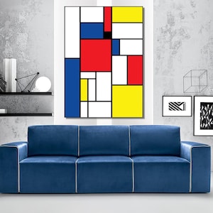 Könnte beinhalten: Ein blaues Sofa mit weißen Keder sitzt vor einer Wand mit einem gerahmten abstrakten Gemälde mit geometrischen Formen in Rot, Gelb, Blau und Schwarz.