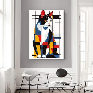 Op de afbeelding: Een kleurrijke geometrische kattenkunstprint. Het kunstwerk toont een zwart-witte kat met rode, gele en blauwe geometrische vormen. De kat staat tegen een witte achtergrond met zwarte rasterlijnen. De print wordt getoond in een moderne woonkamer.