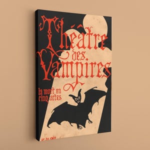 Könnte beinhalten: Leinwanddruck mit dem Text "Théâtre des Vampires" in roter gotischer Schrift auf schwarzem Hintergrund. Eine Fledermaussilhouette befindet sich darunter, vor einem hellbeigen Hintergrund.