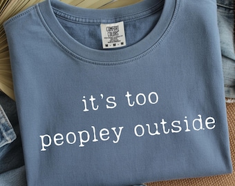 Camiseta con colores cómodos "It's Too Peopley Outside": divertida camiseta gráfica para introvertidos