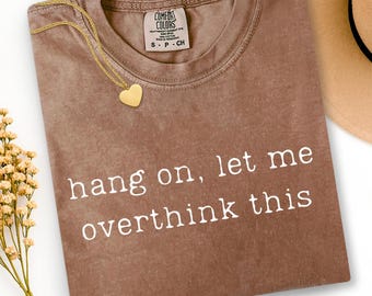 Camiseta "Overthinker" de Comfort Colors: divertida camiseta gráfica sarcástica