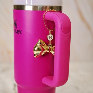 Dije de cadena de oro personalizado con asa, lazo y letra personalizable, accesorio elegante y lindo para vasos, accesorios para bebidas, regalos de fiesta