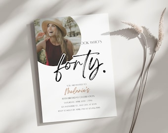 Invitación de cumpleaños número 40 con foto, tarjeta de cumpleaños número 40, mira quién tiene cuarenta, hito de cumpleaños, descarga digital, plantilla editable de Canva