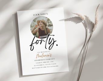 Invitación de cumpleaños número 40 con foto, tarjeta de cumpleaños número 40, mira quién tiene cuarenta, hito de cumpleaños, descarga digital, plantilla editable de Canva