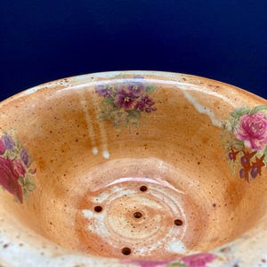 Een fantastisch paascadeau!  Rustiek Frans vintage aardewerk aardbei/beszeef vergiet uit bordeaux - geglazuurde faience boerderijbedel