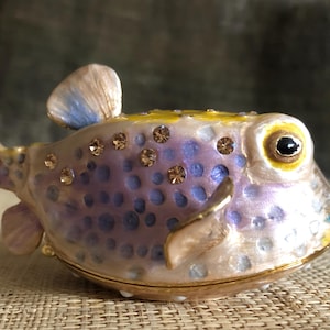 Im Stil von 'Fabergé Egg Trinket Box', Keren Kopal's Purple Kugelfisch Cloisonné, Swarovski Crystals Trinket Box - Vintage Retired Box