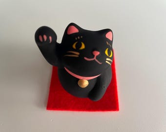 招き猫 置物：日本の幸運のお守り（黒猫、右手）